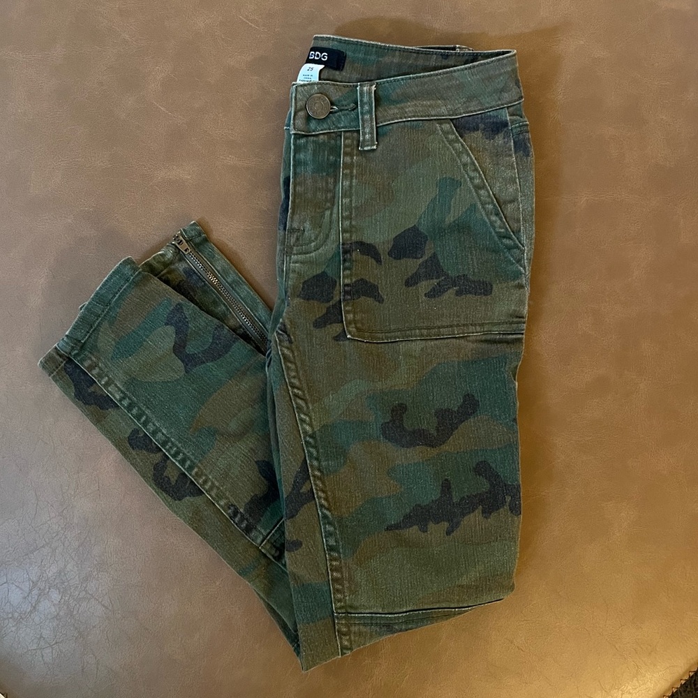 BDG Women Skinny Crop Camo Jeans